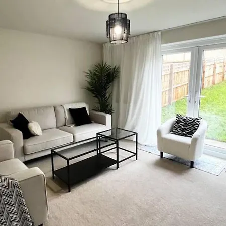 Semesterbostad 3-bed House Sleeps 5 Free Parking *