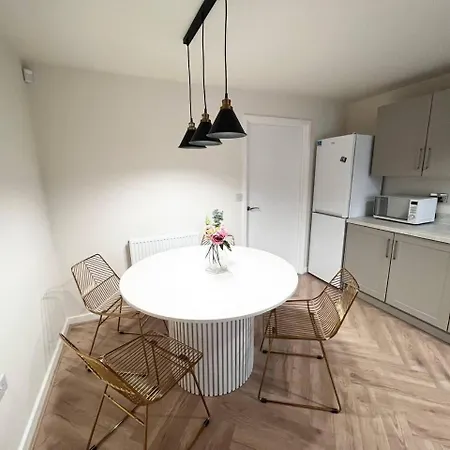 3-bed House Sleeps 5 Free Parking Bradford (West Yorkshire)