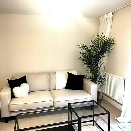 Beautiful 3-bed House In Bradford Holiday home