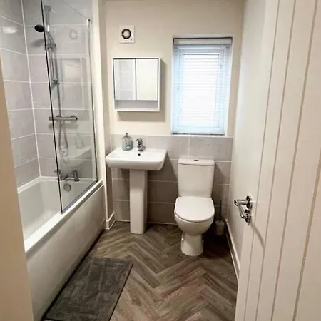 Semesterbostad 3-bed House Sleeps 5 Free Parking Bradford (West Yorkshire)