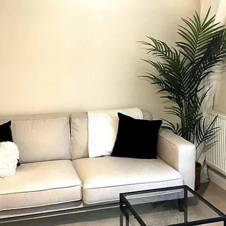 3-bed House Sleeps 5 Free Parking *