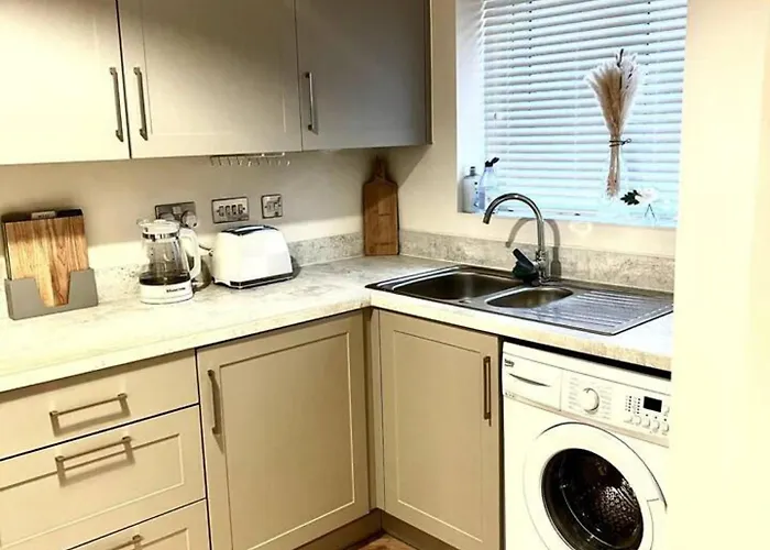 Semesterbostad 3-bed House Sleeps 5 Free Parking