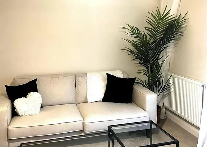 3-bed House Sleeps 5 Free Parking *